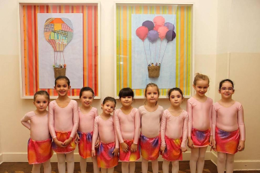 Majoretes, payasos y malabaristas. Leones, elefantes y contorsionistas. Los personajes del circo ofrecieron un divertido espectáculo en el Colegio Sagrado Corazón. Los protagonistas, los alumnos de tercero de Educación Infantil, que presentaron hasta trece números diferentes a sus familiares. Se trata de una actividad tradicional en este centro -ya cuenta con más de 20 años de historia- y en el que se persigue trabajar con los pequeños aspectos como la psicomotricidad, la plástica o la música, además de fomentar el compañerismo entre los niños y, como no, sorprender al público.