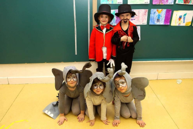 Majoretes, payasos y malabaristas. Leones, elefantes y contorsionistas. Los personajes del circo ofrecieron un divertido espectáculo en el Colegio Sagrado Corazón. Los protagonistas, los alumnos de tercero de Educación Infantil, que presentaron hasta trece números diferentes a sus familiares. Se trata de una actividad tradicional en este centro -ya cuenta con más de 20 años de historia- y en el que se persigue trabajar con los pequeños aspectos como la psicomotricidad, la plástica o la música, además de fomentar el compañerismo entre los niños y, como no, sorprender al público.