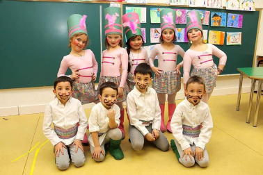 Majoretes, payasos y malabaristas. Leones, elefantes y contorsionistas. Los personajes del circo ofrecieron un divertido espectáculo en el Colegio Sagrado Corazón. Los protagonistas, los alumnos de tercero de Educación Infantil, que presentaron hasta trece números diferentes a sus familiares. Se trata de una actividad tradicional en este centro -ya cuenta con más de 20 años de historia- y en el que se persigue trabajar con los pequeños aspectos como la psicomotricidad, la plástica o la música, además de fomentar el compañerismo entre los niños y, como no, sorprender al público.