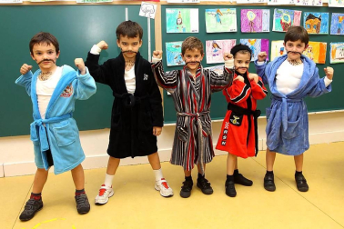Majoretes, payasos y malabaristas. Leones, elefantes y contorsionistas. Los personajes del circo ofrecieron un divertido espectáculo en el Colegio Sagrado Corazón. Los protagonistas, los alumnos de tercero de Educación Infantil, que presentaron hasta trece números diferentes a sus familiares. Se trata de una actividad tradicional en este centro -ya cuenta con más de 20 años de historia- y en el que se persigue trabajar con los pequeños aspectos como la psicomotricidad, la plástica o la música, además de fomentar el compañerismo entre los niños y, como no, sorprender al público.