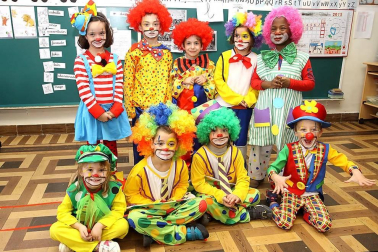 Majoretes, payasos y malabaristas. Leones, elefantes y contorsionistas. Los personajes del circo ofrecieron un divertido espectáculo en el Colegio Sagrado Corazón. Los protagonistas, los alumnos de tercero de Educación Infantil, que presentaron hasta trece números diferentes a sus familiares. Se trata de una actividad tradicional en este centro -ya cuenta con más de 20 años de historia- y en el que se persigue trabajar con los pequeños aspectos como la psicomotricidad, la plástica o la música, además de fomentar el compañerismo entre los niños y, como no, sorprender al público.