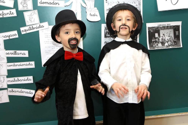 Majoretes, payasos y malabaristas. Leones, elefantes y contorsionistas. Los personajes del circo ofrecieron un divertido espectáculo en el Colegio Sagrado Corazón. Los protagonistas, los alumnos de tercero de Educación Infantil, que presentaron hasta trece números diferentes a sus familiares. Se trata de una actividad tradicional en este centro -ya cuenta con más de 20 años de historia- y en el que se persigue trabajar con los pequeños aspectos como la psicomotricidad, la plástica o la música, además de fomentar el compañerismo entre los niños y, como no, sorprender al público.