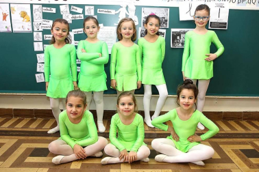 Majoretes, payasos y malabaristas. Leones, elefantes y contorsionistas. Los personajes del circo ofrecieron un divertido espectáculo en el Colegio Sagrado Corazón. Los protagonistas, los alumnos de tercero de Educación Infantil, que presentaron hasta trece números diferentes a sus familiares. Se trata de una actividad tradicional en este centro -ya cuenta con más de 20 años de historia- y en el que se persigue trabajar con los pequeños aspectos como la psicomotricidad, la plástica o la música, además de fomentar el compañerismo entre los niños y, como no, sorprender al público.