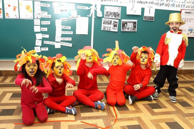 Majoretes, payasos y malabaristas. Leones, elefantes y contorsionistas. Los personajes del circo ofrecieron un divertido espectáculo en el Colegio Sagrado Corazón. Los protagonistas, los alumnos de tercero de Educación Infantil, que presentaron hasta trece números diferentes a sus familiares. Se trata de una actividad tradicional en este centro -ya cuenta con más de 20 años de historia- y en el que se persigue trabajar con los pequeños aspectos como la psicomotricidad, la plástica o la música, además de fomentar el compañerismo entre los niños y, como no, sorprender al público.