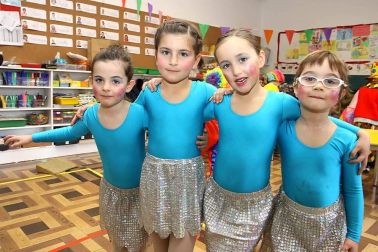 Majoretes, payasos y malabaristas. Leones, elefantes y contorsionistas. Los personajes del circo ofrecieron un divertido espectáculo en el Colegio Sagrado Corazón. Los protagonistas, los alumnos de tercero de Educación Infantil, que presentaron hasta trece números diferentes a sus familiares. Se trata de una actividad tradicional en este centro -ya cuenta con más de 20 años de historia- y en el que se persigue trabajar con los pequeños aspectos como la psicomotricidad, la plástica o la música, además de fomentar el compañerismo entre los niños y, como no, sorprender al público.