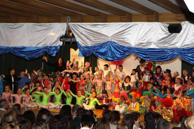 Majoretes, payasos y malabaristas. Leones, elefantes y contorsionistas. Los personajes del circo ofrecieron un divertido espectáculo en el Colegio Sagrado Corazón. Los protagonistas, los alumnos de tercero de Educación Infantil, que presentaron hasta trece números diferentes a sus familiares. Se trata de una actividad tradicional en este centro -ya cuenta con más de 20 años de historia- y en el que se persigue trabajar con los pequeños aspectos como la psicomotricidad, la plástica o la música, además de fomentar el compañerismo entre los niños y, como no, sorprender al público.