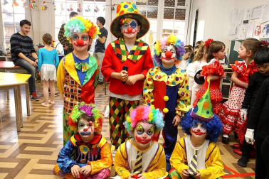 Majoretes, payasos y malabaristas. Leones, elefantes y contorsionistas. Los personajes del circo ofrecieron un divertido espectáculo en el Colegio Sagrado Corazón. Los protagonistas, los alumnos de tercero de Educación Infantil, que presentaron hasta trece números diferentes a sus familiares. Se trata de una actividad tradicional en este centro -ya cuenta con más de 20 años de historia- y en el que se persigue trabajar con los pequeños aspectos como la psicomotricidad, la plástica o la música, además de fomentar el compañerismo entre los niños y, como no, sorprender al público.