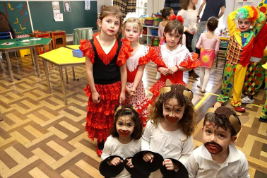 Majoretes, payasos y malabaristas. Leones, elefantes y contorsionistas. Los personajes del circo ofrecieron un divertido espectáculo en el Colegio Sagrado Corazón. Los protagonistas, los alumnos de tercero de Educación Infantil, que presentaron hasta trece números diferentes a sus familiares. Se trata de una actividad tradicional en este centro -ya cuenta con más de 20 años de historia- y en el que se persigue trabajar con los pequeños aspectos como la psicomotricidad, la plástica o la música, además de fomentar el compañerismo entre los niños y, como no, sorprender al público.