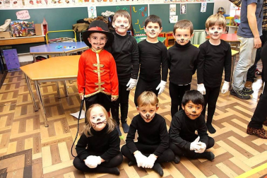 Majoretes, payasos y malabaristas. Leones, elefantes y contorsionistas. Los personajes del circo ofrecieron un divertido espectáculo en el Colegio Sagrado Corazón. Los protagonistas, los alumnos de tercero de Educación Infantil, que presentaron hasta trece números diferentes a sus familiares. Se trata de una actividad tradicional en este centro -ya cuenta con más de 20 años de historia- y en el que se persigue trabajar con los pequeños aspectos como la psicomotricidad, la plástica o la música, además de fomentar el compañerismo entre los niños y, como no, sorprender al público.