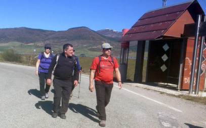El tiempo primaveral acompaña a los peregrinos que participan en la primera Javierada de 2015.