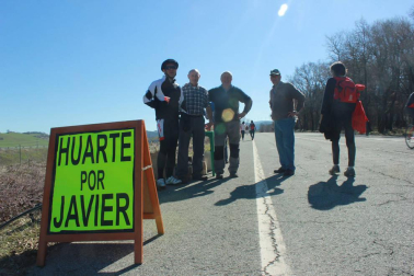 El tiempo primaveral acompaña a los peregrinos que participan en la primera Javierada de 2015.