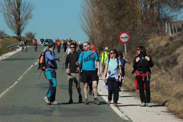 El tiempo primaveral acompaña a los peregrinos que participan en la primera Javierada de 2015.