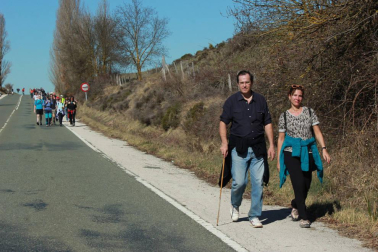 El tiempo primaveral acompaña a los peregrinos que participan en la primera Javierada de 2015.