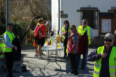 El tiempo primaveral acompaña a los peregrinos que participan en la primera Javierada de 2015.