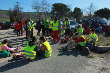 El tiempo primaveral acompaña a los peregrinos que participan en la primera Javierada de 2015.