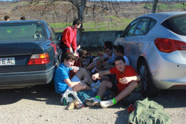 El tiempo primaveral acompaña a los peregrinos que participan en la primera Javierada de 2015.