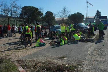 El tiempo primaveral acompaña a los peregrinos que participan en la primera Javierada de 2015.