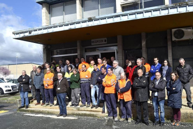 Los trabajadores de Delphi se han concentrado en recuerdo de Rogelio Oficialdegui