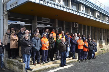 Los trabajadores de Delphi se han concentrado en recuerdo de Rogelio Oficialdegui