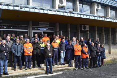 Los trabajadores de Delphi se han concentrado en recuerdo de Rogelio Oficialdegui