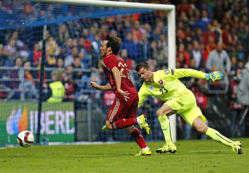 La selección española de fútbol venció en el encuentro valedero para la clasificación de la Eurocopa 2016 disputado en el carlos Tartiere, contra Eslovaquia. El 2-0 lo pusieron Jordi Alba y Andrés Iniesta, este último de penalti.
