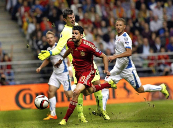 La selección española de fútbol venció en el encuentro valedero para la clasificación de la Eurocopa 2016 disputado en el carlos Tartiere, contra Eslovaquia. El 2-0 lo pusieron Jordi Alba y Andrés Iniesta, este último de penalti.