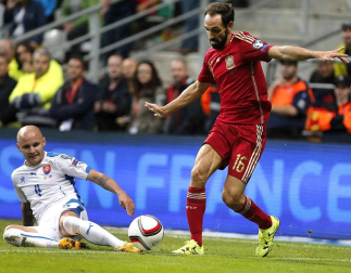 La selección española de fútbol venció en el encuentro valedero para la clasificación de la Eurocopa 2016 disputado en el carlos Tartiere, contra Eslovaquia. El 2-0 lo pusieron Jordi Alba y Andrés Iniesta, este último de penalti.