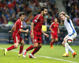 La selección española de fútbol venció en el encuentro valedero para la clasificación de la Eurocopa 2016 disputado en el carlos Tartiere, contra Eslovaquia. El 2-0 lo pusieron Jordi Alba y Andrés Iniesta, este último de penalti.