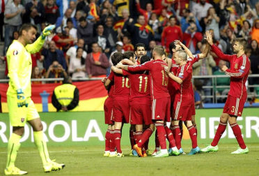 La selección española de fútbol venció en el encuentro valedero para la clasificación de la Eurocopa 2016 disputado en el carlos Tartiere, contra Eslovaquia. El 2-0 lo pusieron Jordi Alba y Andrés Iniesta, este último de penalti.