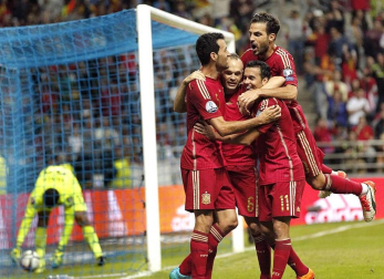La selección española de fútbol venció en el encuentro valedero para la clasificación de la Eurocopa 2016 disputado en el carlos Tartiere, contra Eslovaquia. El 2-0 lo pusieron Jordi Alba y Andrés Iniesta, este último de penalti.