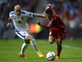 La selección española de fútbol venció en el encuentro valedero para la clasificación de la Eurocopa 2016 disputado en el carlos Tartiere, contra Eslovaquia. El 2-0 lo pusieron Jordi Alba y Andrés Iniesta, este último de penalti.