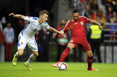 La selección española de fútbol venció en el encuentro valedero para la clasificación de la Eurocopa 2016 disputado en el carlos Tartiere, contra Eslovaquia. El 2-0 lo pusieron Jordi Alba y Andrés Iniesta, este último de penalti.