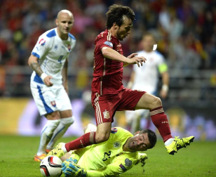La selección española de fútbol venció en el encuentro valedero para la clasificación de la Eurocopa 2016 disputado en el carlos Tartiere, contra Eslovaquia. El 2-0 lo pusieron Jordi Alba y Andrés Iniesta, este último de penalti.