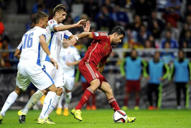 La selección española de fútbol venció en el encuentro valedero para la clasificación de la Eurocopa 2016 disputado en el carlos Tartiere, contra Eslovaquia. El 2-0 lo pusieron Jordi Alba y Andrés Iniesta, este último de penalti.