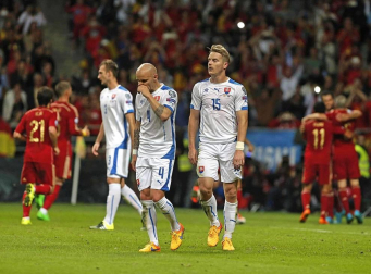 La selección española de fútbol venció en el encuentro valedero para la clasificación de la Eurocopa 2016 disputado en el carlos Tartiere, contra Eslovaquia. El 2-0 lo pusieron Jordi Alba y Andrés Iniesta, este último de penalti.