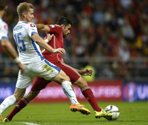 La selección española de fútbol venció en el encuentro valedero para la clasificación de la Eurocopa 2016 disputado en el carlos Tartiere, contra Eslovaquia. El 2-0 lo pusieron Jordi Alba y Andrés Iniesta, este último de penalti.