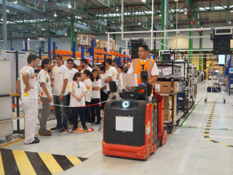 650 familiares y empleados de esta empresa del Grupo Faurecia celebraron este domingo el Día de la integración con una jornada de puertas abiertas.