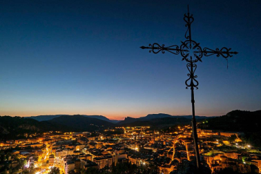 Vista nocturna de Estella iluminada desde la Cruz de los Castillos.