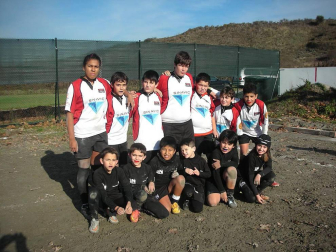 Con la niebla como protagonista en los primeros compases de la competición y la magnesita de Berokizelaia como escenario, arrancó la primera jornada de los Juegos Deportivos de rugby en la que se dieron cita aproximadamente 130 jugadores de las categorías Sub 10, Sub 12 y Sub 14. Además de éstos, también tuvieron su espacio en torno a 20 jugadores Sub'8, quienes continuaron con su aprendizaje en el deporte del balón oval.