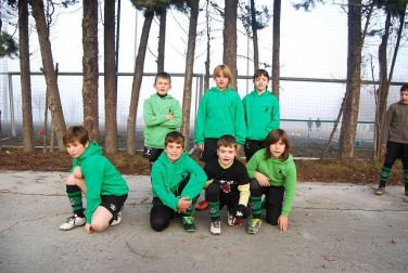Con la niebla como protagonista en los primeros compases de la competición y la magnesita de Berokizelaia como escenario, arrancó la primera jornada de los Juegos Deportivos de rugby en la que se dieron cita aproximadamente 130 jugadores de las categorías Sub 10, Sub 12 y Sub 14. Además de éstos, también tuvieron su espacio en torno a 20 jugadores Sub'8, quienes continuaron con su aprendizaje en el deporte del balón oval.