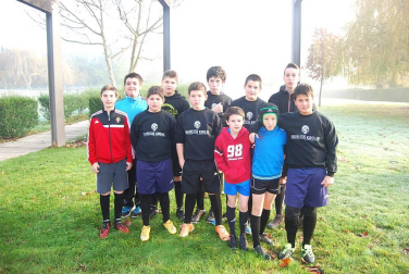 Con la niebla como protagonista en los primeros compases de la competición y la magnesita de Berokizelaia como escenario, arrancó la primera jornada de los Juegos Deportivos de rugby en la que se dieron cita aproximadamente 130 jugadores de las categorías Sub 10, Sub 12 y Sub 14. Además de éstos, también tuvieron su espacio en torno a 20 jugadores Sub'8, quienes continuaron con su aprendizaje en el deporte del balón oval.