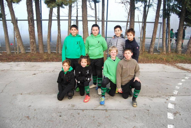 Con la niebla como protagonista en los primeros compases de la competición y la magnesita de Berokizelaia como escenario, arrancó la primera jornada de los Juegos Deportivos de rugby en la que se dieron cita aproximadamente 130 jugadores de las categorías Sub 10, Sub 12 y Sub 14. Además de éstos, también tuvieron su espacio en torno a 20 jugadores Sub'8, quienes continuaron con su aprendizaje en el deporte del balón oval.