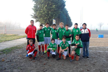 Con la niebla como protagonista en los primeros compases de la competición y la magnesita de Berokizelaia como escenario, arrancó la primera jornada de los Juegos Deportivos de rugby en la que se dieron cita aproximadamente 130 jugadores de las categorías Sub 10, Sub 12 y Sub 14. Además de éstos, también tuvieron su espacio en torno a 20 jugadores Sub'8, quienes continuaron con su aprendizaje en el deporte del balón oval.