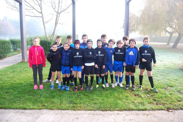 Con la niebla como protagonista en los primeros compases de la competición y la magnesita de Berokizelaia como escenario, arrancó la primera jornada de los Juegos Deportivos de rugby en la que se dieron cita aproximadamente 130 jugadores de las categorías Sub 10, Sub 12 y Sub 14. Además de éstos, también tuvieron su espacio en torno a 20 jugadores Sub'8, quienes continuaron con su aprendizaje en el deporte del balón oval.