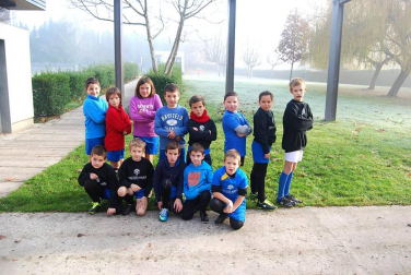 Con la niebla como protagonista en los primeros compases de la competición y la magnesita de Berokizelaia como escenario, arrancó la primera jornada de los Juegos Deportivos de rugby en la que se dieron cita aproximadamente 130 jugadores de las categorías Sub 10, Sub 12 y Sub 14. Además de éstos, también tuvieron su espacio en torno a 20 jugadores Sub'8, quienes continuaron con su aprendizaje en el deporte del balón oval.