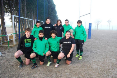 Con la niebla como protagonista en los primeros compases de la competición y la magnesita de Berokizelaia como escenario, arrancó la primera jornada de los Juegos Deportivos de rugby en la que se dieron cita aproximadamente 130 jugadores de las categorías Sub 10, Sub 12 y Sub 14. Además de éstos, también tuvieron su espacio en torno a 20 jugadores Sub'8, quienes continuaron con su aprendizaje en el deporte del balón oval.