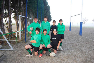 Con la niebla como protagonista en los primeros compases de la competición y la magnesita de Berokizelaia como escenario, arrancó la primera jornada de los Juegos Deportivos de rugby en la que se dieron cita aproximadamente 130 jugadores de las categorías Sub 10, Sub 12 y Sub 14. Además de éstos, también tuvieron su espacio en torno a 20 jugadores Sub'8, quienes continuaron con su aprendizaje en el deporte del balón oval.