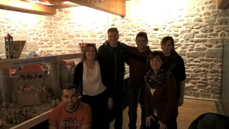 El ayuntamiento de Biurrun-Olcoz ya ha instalado en la Torre de Olcoz su nueva exposición temporal elaborada con figuras y maquetas de Playmobil. Se trata de la cuarta edición, que trae como novedad la colaboración con el banco de alimentos: a la entrada, los visitantes tienen la posibilidad de depositar un kilo de comida no perecedera. Esta nueva exposición permanecerá abierta hasta el próximo 31 de enero de 2015.