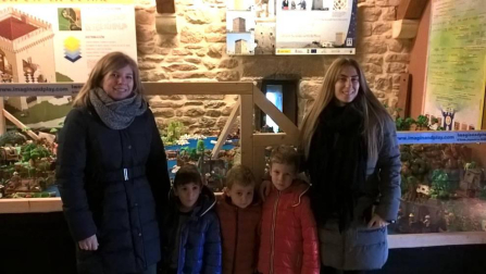 El ayuntamiento de Biurrun-Olcoz ya ha instalado en la Torre de Olcoz su nueva exposición temporal elaborada con figuras y maquetas de Playmobil. Se trata de la cuarta edición, que trae como novedad la colaboración con el banco de alimentos: a la entrada, los visitantes tienen la posibilidad de depositar un kilo de comida no perecedera. Esta nueva exposición permanecerá abierta hasta el próximo 31 de enero de 2015.