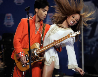 El cantante norteamericano Prince falleció este jueves 21 de abril en su domicilio del condado de Carvery (Minesota), a los 57 años de edad, según confirmó su publicista.